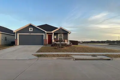 Image de 3-bedroom house in lovely Princeton with cool Ac