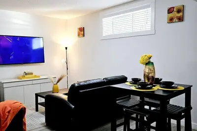 Image de Cozy Private 2-Bedroom Suite in Nw Calgary — Near Shops & Easy Access to Banff
