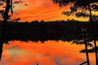 Image de Relax in our cozy tiny Home. Sleep under the Oaks, Swim with the Loons!