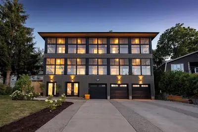 Image de *New* Stunning Waterfront Mansion | Hot Tub | Falls