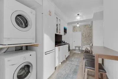 Image de 6 person luxurious home close to major city attraction Newly & freshly renovated