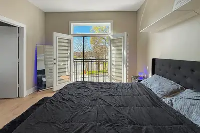 Image de Fifa Ready Loft-Style 1br Steps from Mercedes-Benz Stadium