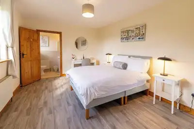 Image de Comfortable and modern cottage, 2 minute walk to traditional Irish thatch pub