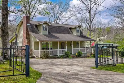 Image de Drop A Line – Riverfront Relaxation on Little Riverer