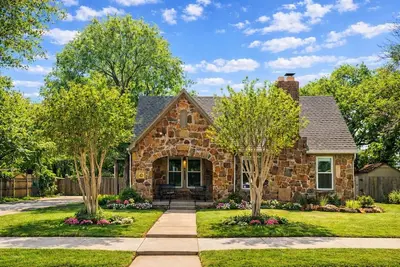 Image de Charming Stone Home | 5 Min to At&T Stadium