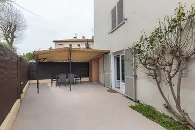 Image de La Terrasse, votre nid douillet à 10 min des gares, vieille ville puis plages