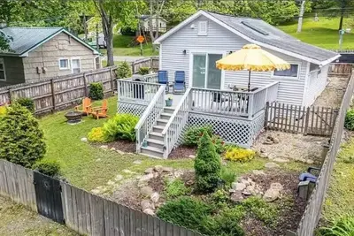 Cozy Lake Cottage - Pet Friendly