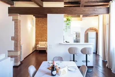 Image de Elegant apartment with exposed wooden beams in the center of Verona