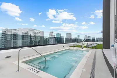 Image de Prime Location Downtown Condo | Pool & Gym