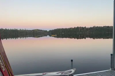 Image de Lake paradise- Cozy 2-bedroom cabin walkout to the lake.