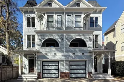 Image de Beautiful 4-bedroom townhome in 4th Ward Charlotte