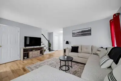 Image de Spacious 3br Upper Unit | Private Patio