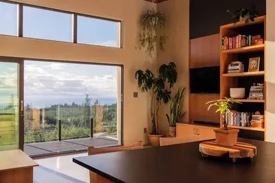 Image de Panoramic ocean-view cabin tucked into the peaceful forest in beautiful Shirley.