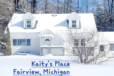 Image de 3-bedroom house in beautiful Fairview with cool Ac breeze