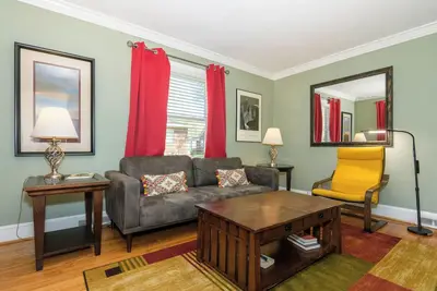 Image de Cozy 2 Bedroom Duplex Apartment near Uptown Charlotte - Desirable Plaza Midwood