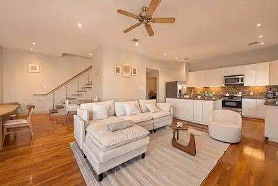Image de Close to Everything • Modern 3br Houston Designer Home • Work Friendly