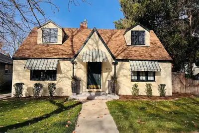 Image de New! Charming 3+bedroom North End bungalow - hot tub and dog friendly!