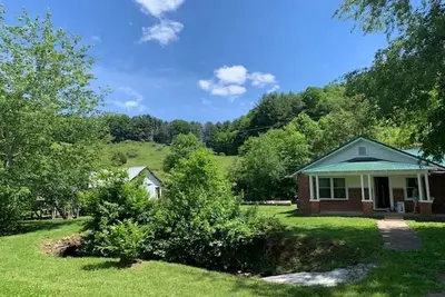 Image de Private 16-Acre Escape w/ Creek • Peaceful & Quiet • Fire Pit, Hiking & Lake