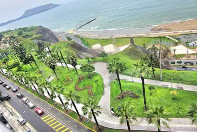 Image de Miraflores Luxury Skytop Oceanview Apartment w/pool, gym, 2 parking garage