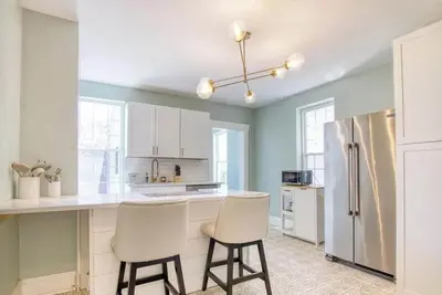 Image de Downtown Hamilton Retreat - Walk to Dining + Sleeps 5+