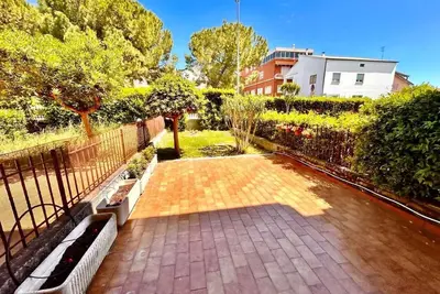 Image de Nice and spacious one-bedroom apartment with garden in the center