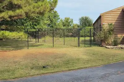 Image de Beautiful lodge with hot tub nestled at the edge of the woods on gated property