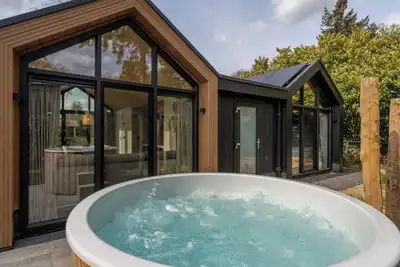 Image de Luxury Wellness Forest Lodge with private jacuzzi & spacious enclosed garden complete with a trampoline!