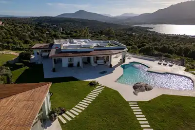 Image de Situated in one of Porto Rotondo's most exclusive locations, this extraordinary villa is one of the most refined private residences on the prestigious Costa Smeralda. A place where contemporary architecture, Mediterranean elegance, and absolute privacy b
