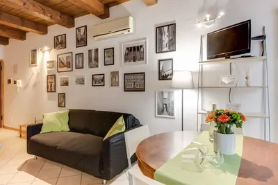 Image de Studio Mazzini is a comfortable studio apartment on the second floor, a single room partially divided between a living area with an equipped kitchenette and a sleeping area with a double bed. The bathroom has a toilet, sink, and shower. The kitchen is