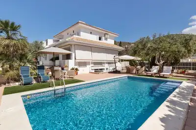Image de Appartement au premier étage dans une villa avec piscine