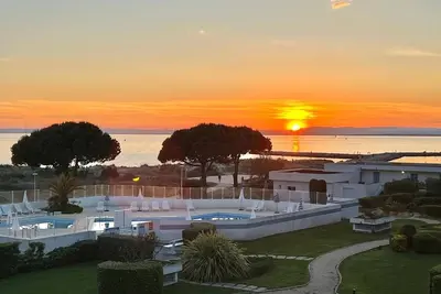Image de Superbe appartement avec vue imprenable sur la mer à 1 minute  de la plage