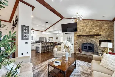 Image de Luxurious Mountain Retreat 2 King + 2 Queen Beds + HotTub + BonFire