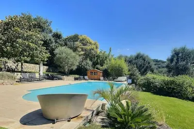 Image de Villa piscine verdoyante.