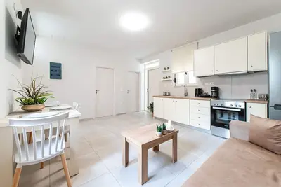Image de Chrisa's Detached Property near Center + Parking