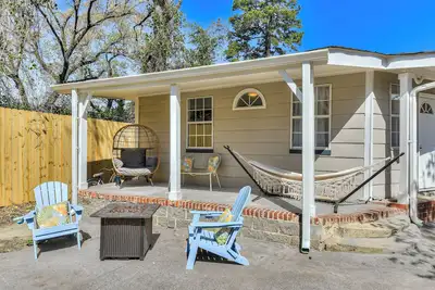 Image de 4-bedroom house 5 min from Masters - back apartment - two kitchens - Bbq - games