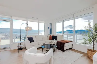 Image de Skyfall 3 Bed 1 Den Lakeview Amenity Rich 30 Floor