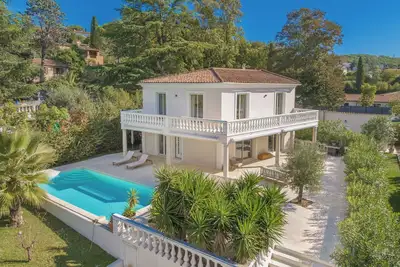 Image de Séjour tout confort à 12 ou plus avec piscine & jardin - 2 villas