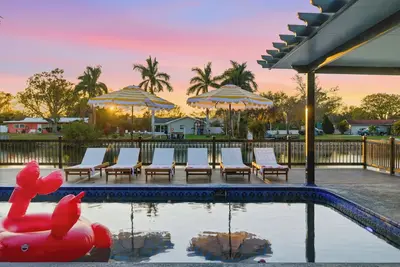 Image de Waterfront Villa! Heated Pool, Paddle Boards, and Game Room, Sleeps 20!