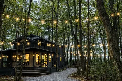 Image de Revival on the Bluff - cozy firepit, king bed, new Modern Tiny Home in the Woods