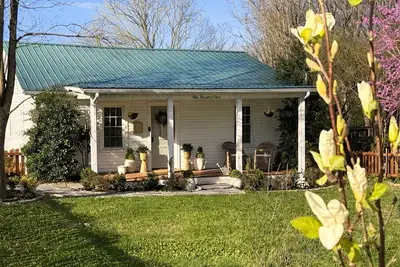 Image de Cozy 4-bedroom cottage + tiny house in walkable to downtown Franklin with sauna