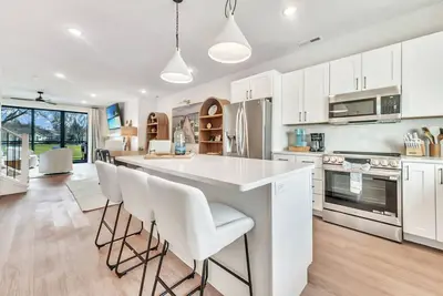 Image de Luxury Townhome Across from Arnolds Park | Walk to the Lake, Concerts & Restaurants