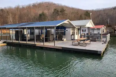 Image de Lake Mode: 3-bedroom Floating House at Whitman Hollow w/ covered boat slip
