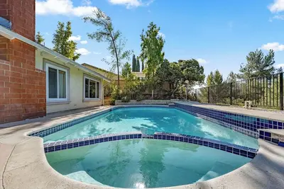 Image de ৎ୭Stylish Glendale Retreat w Pool & Billiardsৎ୭