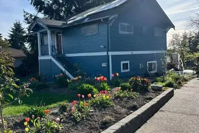 Image de Entire Garden Level two bedroom in West Seattle.