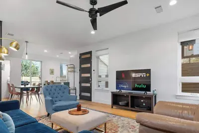 Image de Hot Tub Nights Near SoCo - Chic South Atx Escape w Private Patio for Grilling!