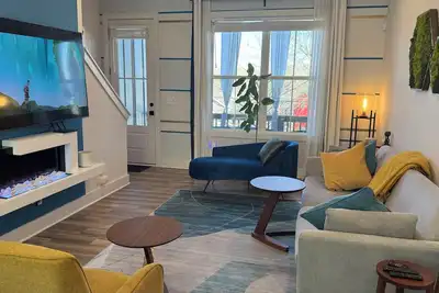 Image de Elite World Cup 3-Bdr Summerhill Townhouse by Beltline w/Brt direct to Stadium