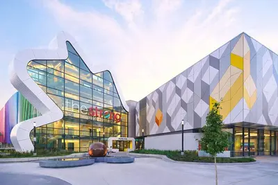 Image de Family Retreat: Sleeps 16+ Near U of R