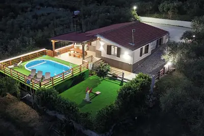 Image de Villa with pool surrounded by greenery, ideal for those seeking relaxation and nature.