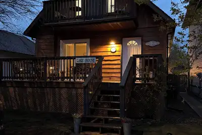 Image de Cozy and Modern Lake House Gem-Steps from Beach🏖️Fire Pit🔥2 Verandas-Private yard