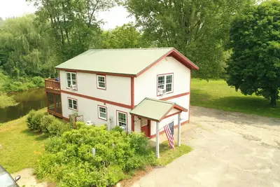 Image de Retreat On The River At Johnson Woolen Mills Store